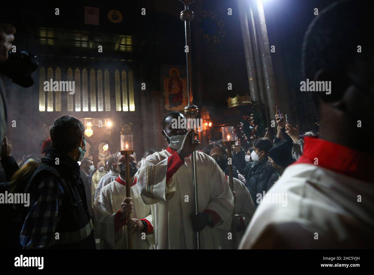 Istanbul, Turquie.24th décembre 2021.Le prêtre entre dans l'église Saint-Antuan pour participer à la messe de la veille de Noël.La messe de la veille de Noël a eu lieu à l'église Saint-Antuan dans le quartier de Beyoglu à Istanbul.Ceux qui ont assisté à la messe ont lu des chapitres de la Bible et des bougies et ont prié.Crédit : SOPA Images Limited/Alamy Live News Banque D'Images