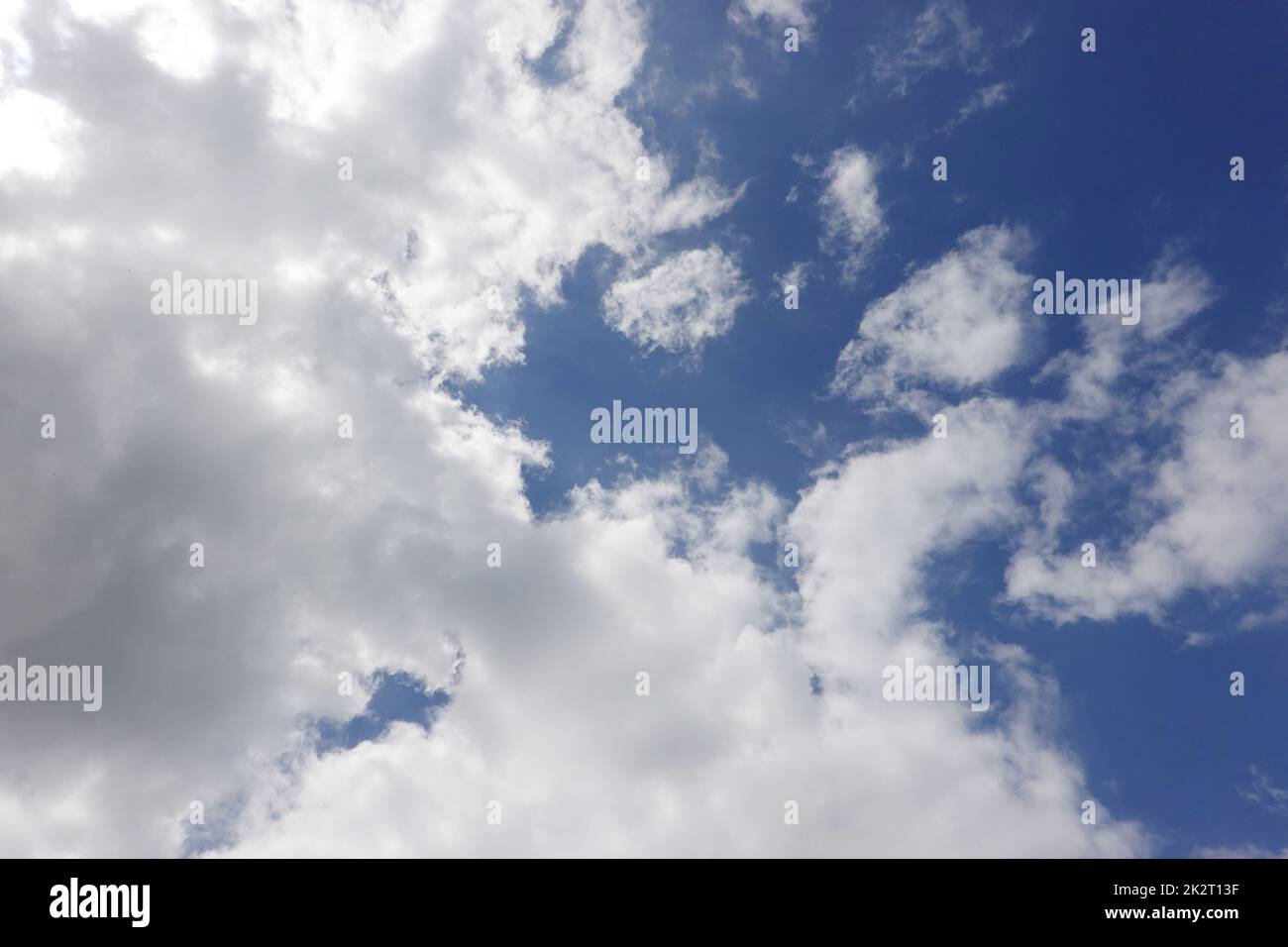 blauer Himmel mit weissen Wolken Banque D'Images