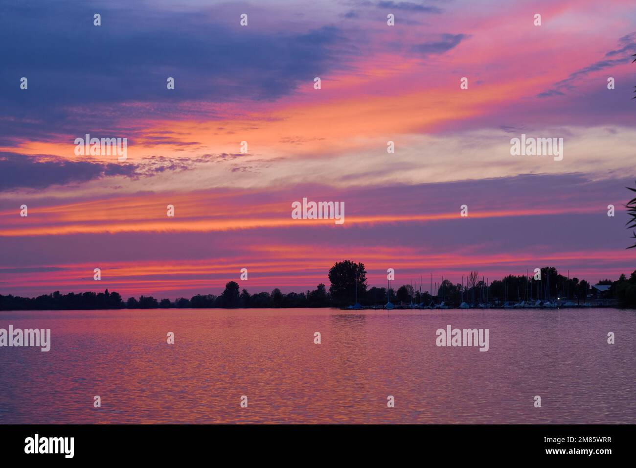 Farbiger Himmel über dem Altmühlsee Banque D'Images