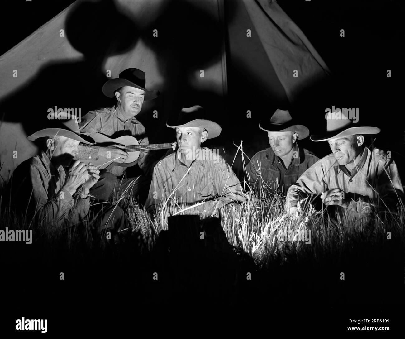 Cowhands chantant après le travail de la journée, Quarter Circle 'U' Ranch Roundup, Big Horn County, Montana, États-Unis, Arthur Rothstein, ÉTATS-UNIS Farm Security Administration, juin 1939 Banque D'Images