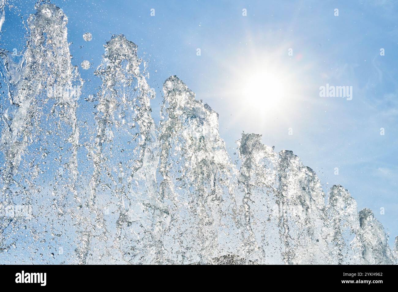 Wasserfontänen vor blauem Himmel Banque D'Images