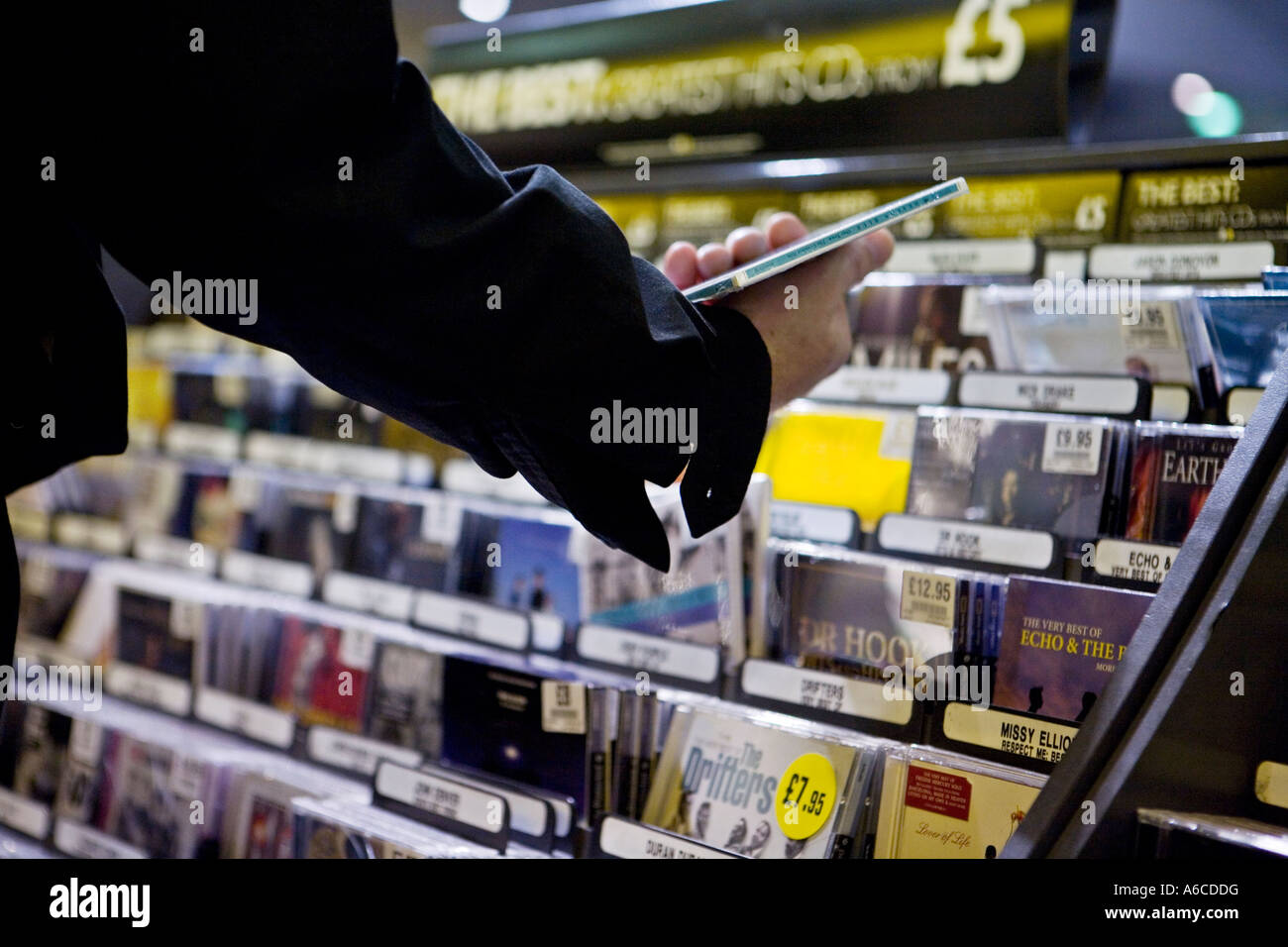 L'homme ramasse sur CD tablette au HMV à Piccadilly Circus, les ventes de CD sont en baisse comme les téléchargements de musique en ligne augmenter Banque D'Images