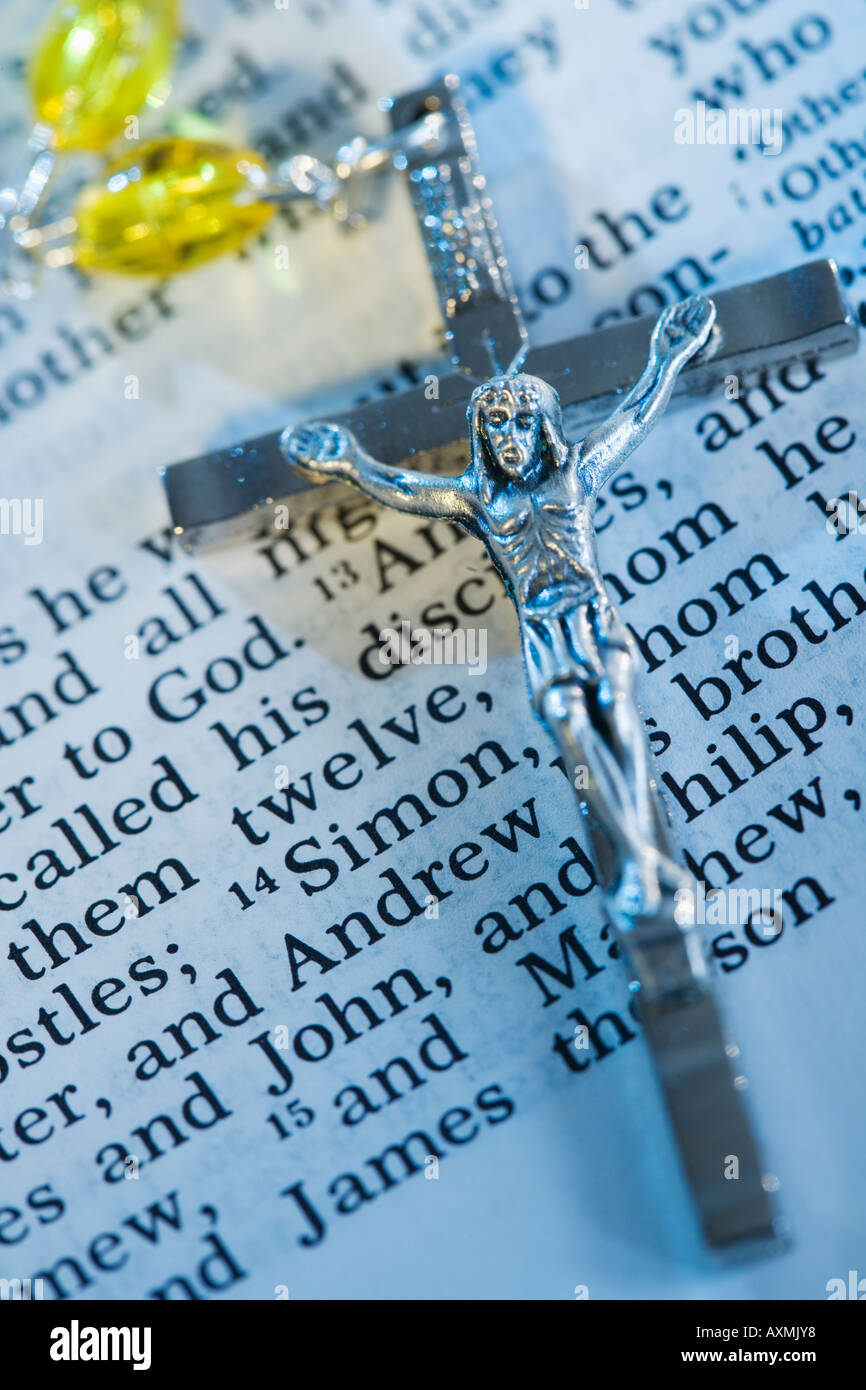 Close up of crucifix avec rosaire sur Bible Banque D'Images