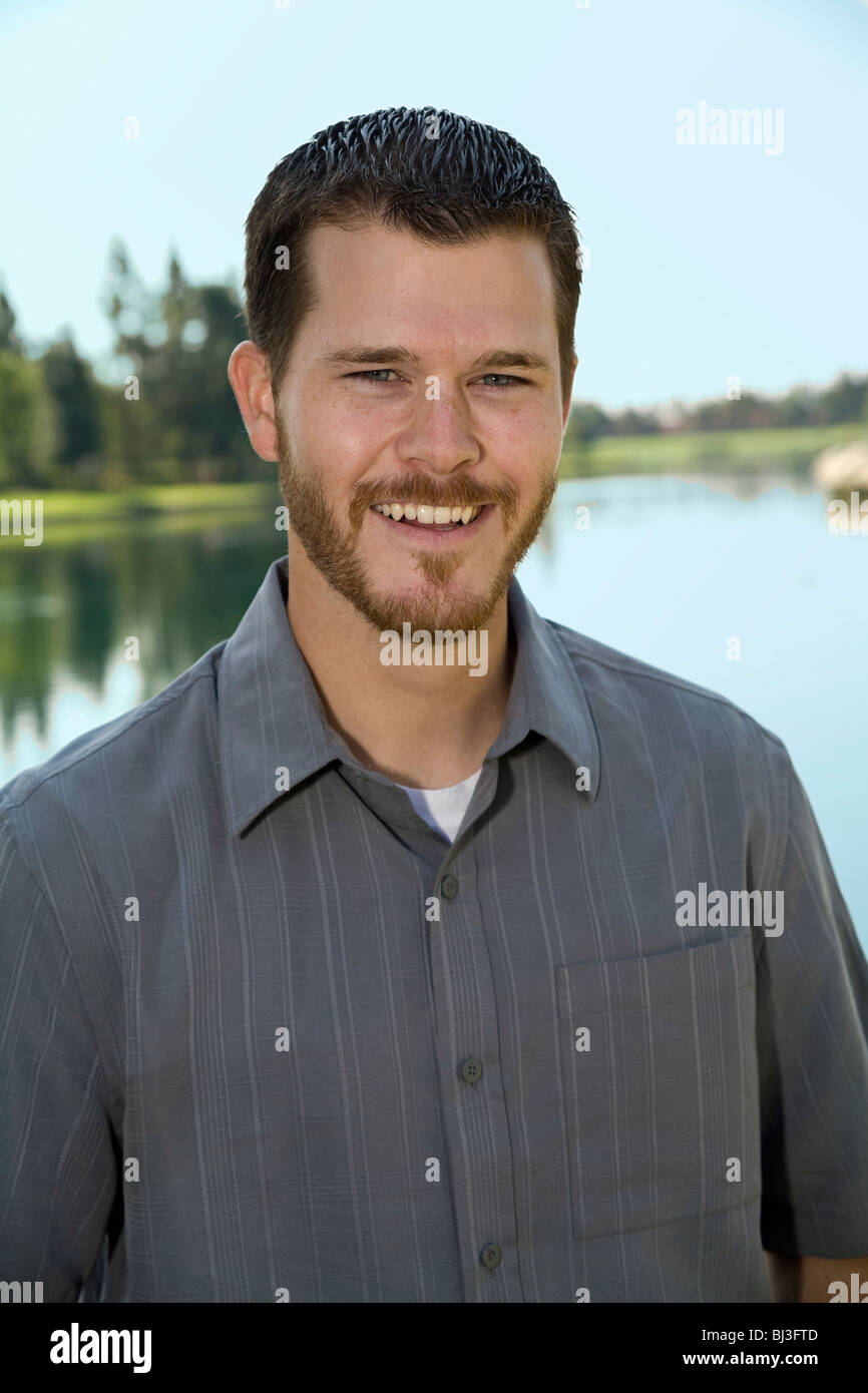 Portrait de 20 à 30 ans année jeune homme de race blanche dans le parc. M. © Myrleen Pearson Banque D'Images