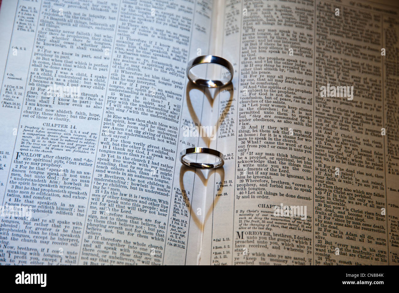 Deux anneaux de mariage dans une Bible Banque D'Images