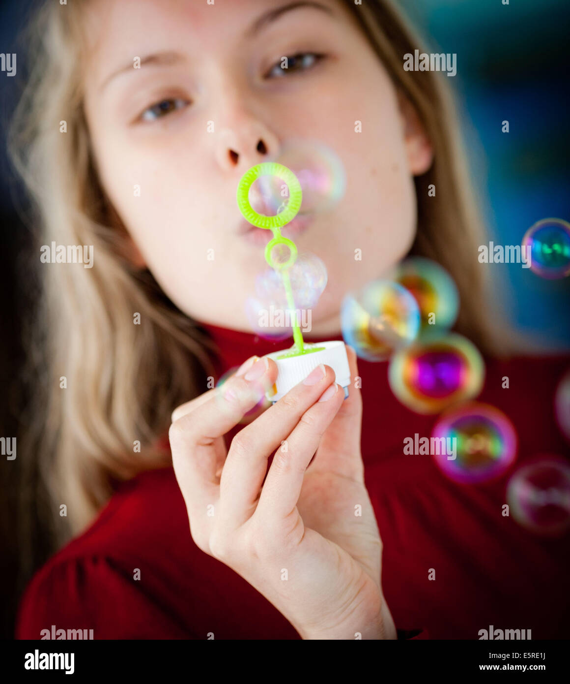 Femme faisant des bulles de savon. Banque D'Images