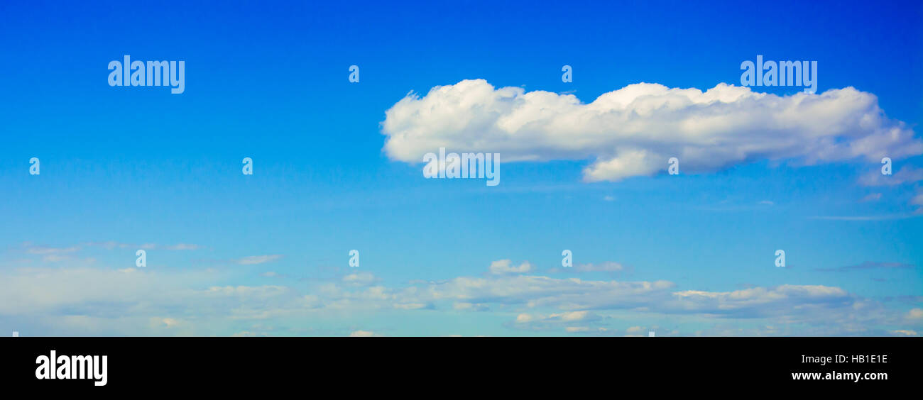 Blauer Himmel mit Wolken Panorama Banque D'Images