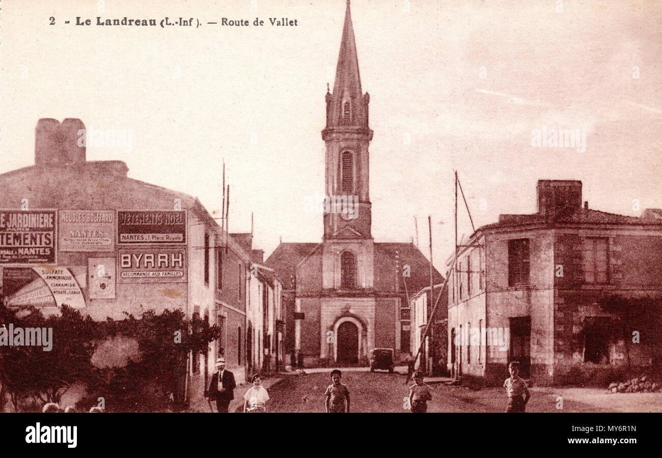 . Français : L'église de l'Immaculée Conception, vue de la rue Boutillier Delisle (route de Vallet), vers 1910, Landreau. 12 janvier 2013, 20:30:48. J. Nozais / Arthaud-Nozais, Nantes 556 W1146-Landreau6 Eglise DeRueBoutillierDelisle Banque D'Images