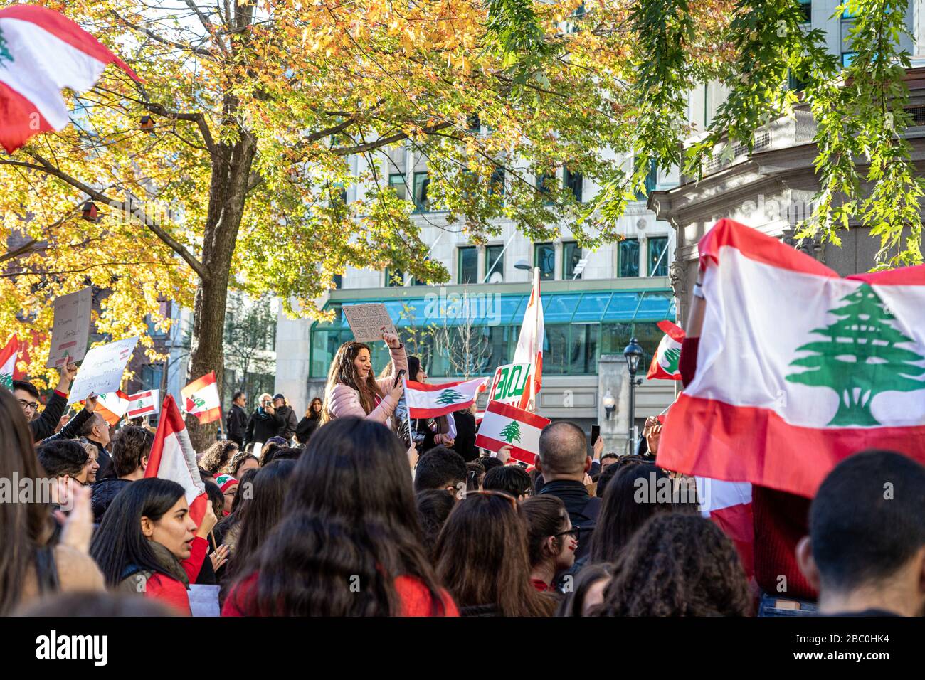 CENTINAIA DI CANADESI FRANCESI DI ORIGINE LIBANESE HANNO DIMOSTRATO DI CHIEDERE LE DIMISSIONI DEL GOVERNO LIBANESE, DORCHESTER SQUARE, MONTREAL, QUEBEC, CANADA Foto Stock