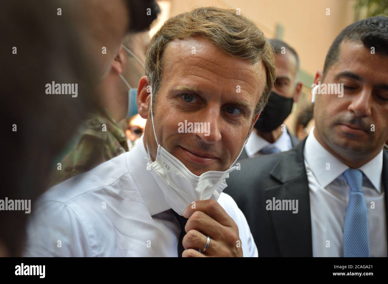 Beirut, Libano, 6 agosto 2020. Il presidente francese Emmanuel Macron, circondato dal popolo libanese, ha una discussione dal cuore. Crersdit: James Chehab / Alamy Live News Foto Stock