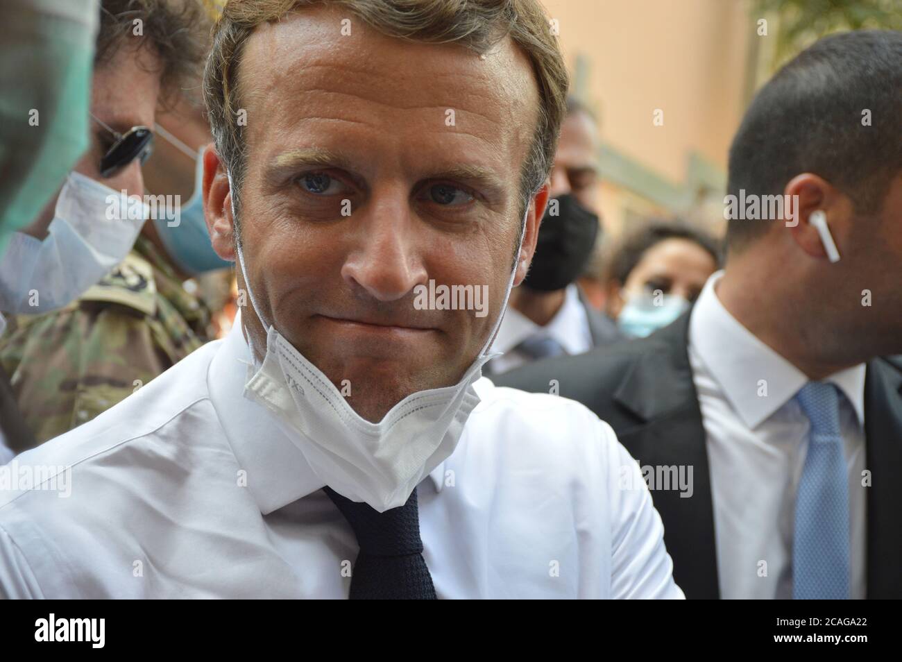 Beirut, Libano, 6 agosto 2020. Il presidente francese Emmanuel Macron, circondato dal popolo libanese, ha una discussione dal cuore. Crersdit: James Chehab / Alamy Live News Foto Stock