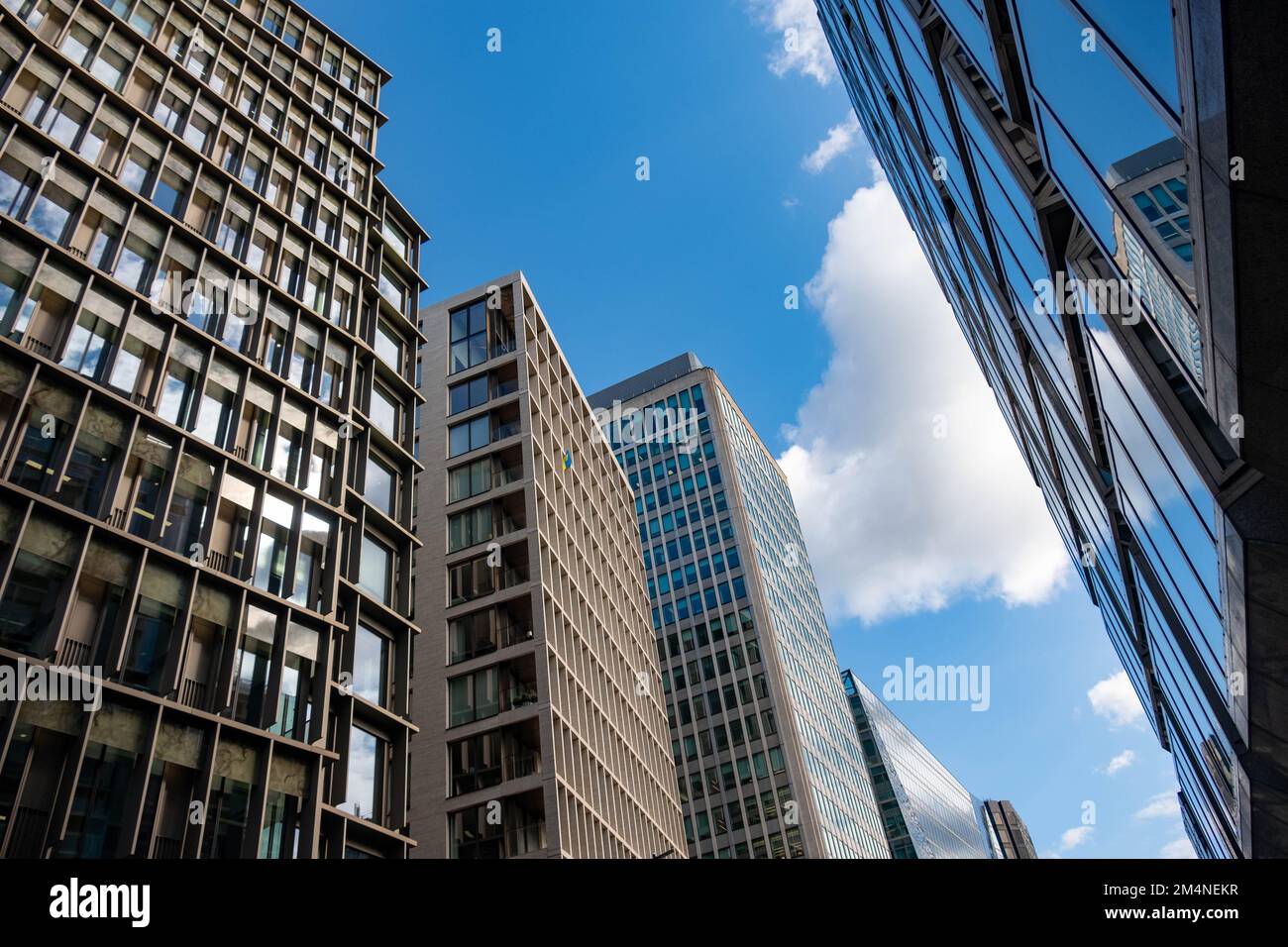 Londra - Settembre 2022: Vista verso l'alto degli edifici degli uffici su Victoria Street a Westminster, Londra Foto Stock