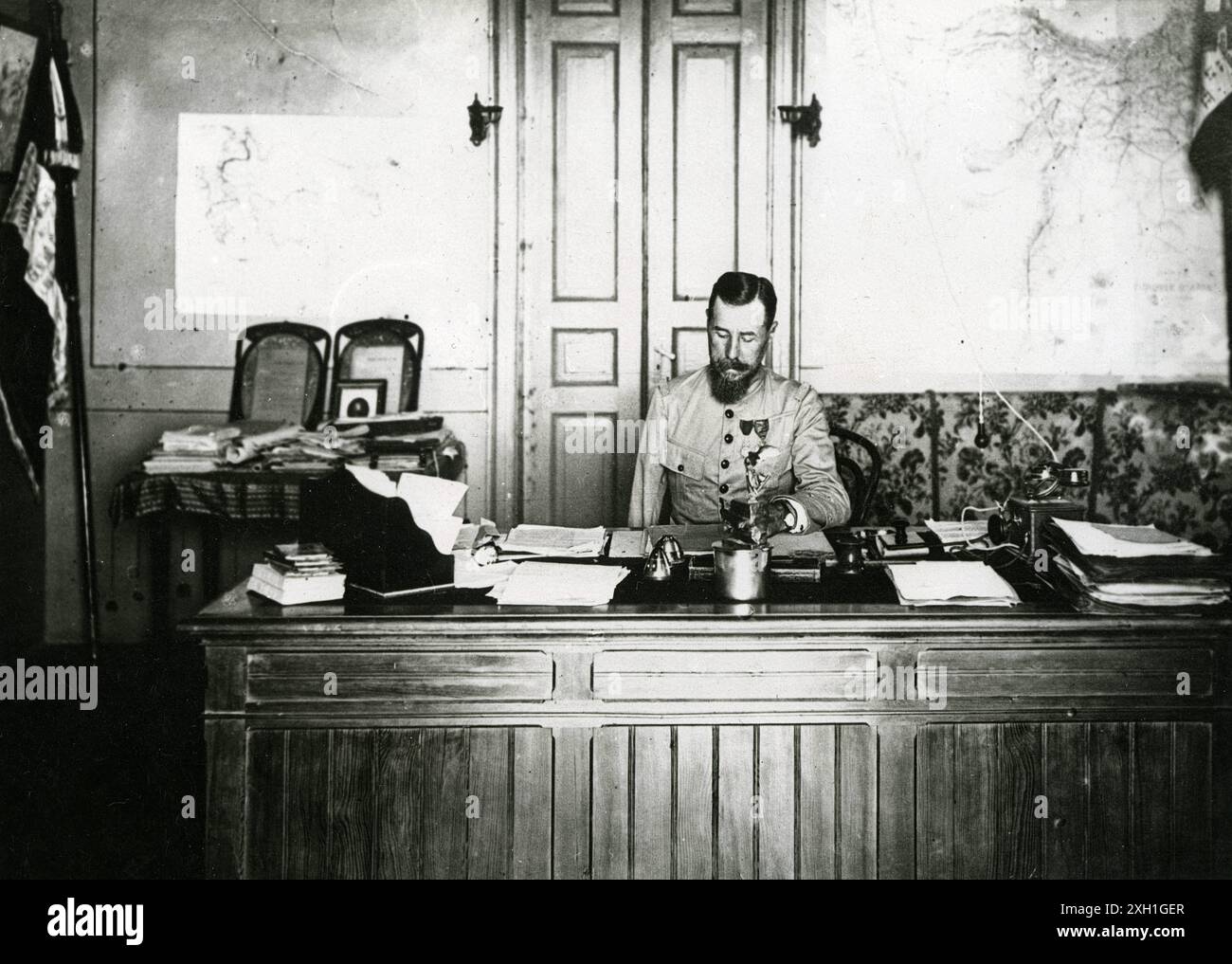 Il generale francese Henri Gouraud nel suo ufficio a Beirut, Libano, intorno al 1920 Foto Stock