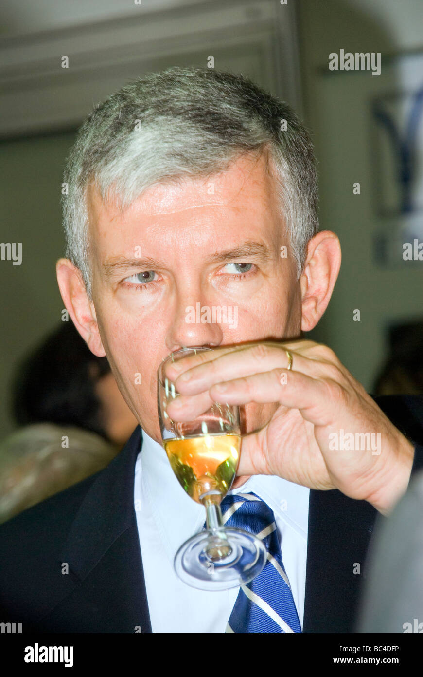 Ambasciatore francese del Libano degustare champagne Foto Stock