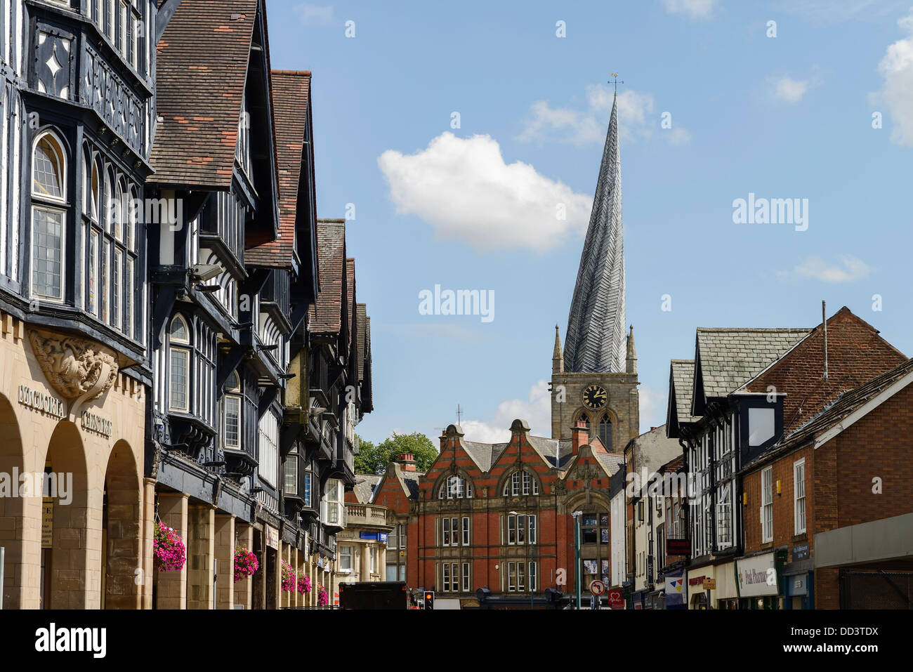 Chesterfield Town Center edifici e la guglia storta di St Marys la Chiesa Foto Stock