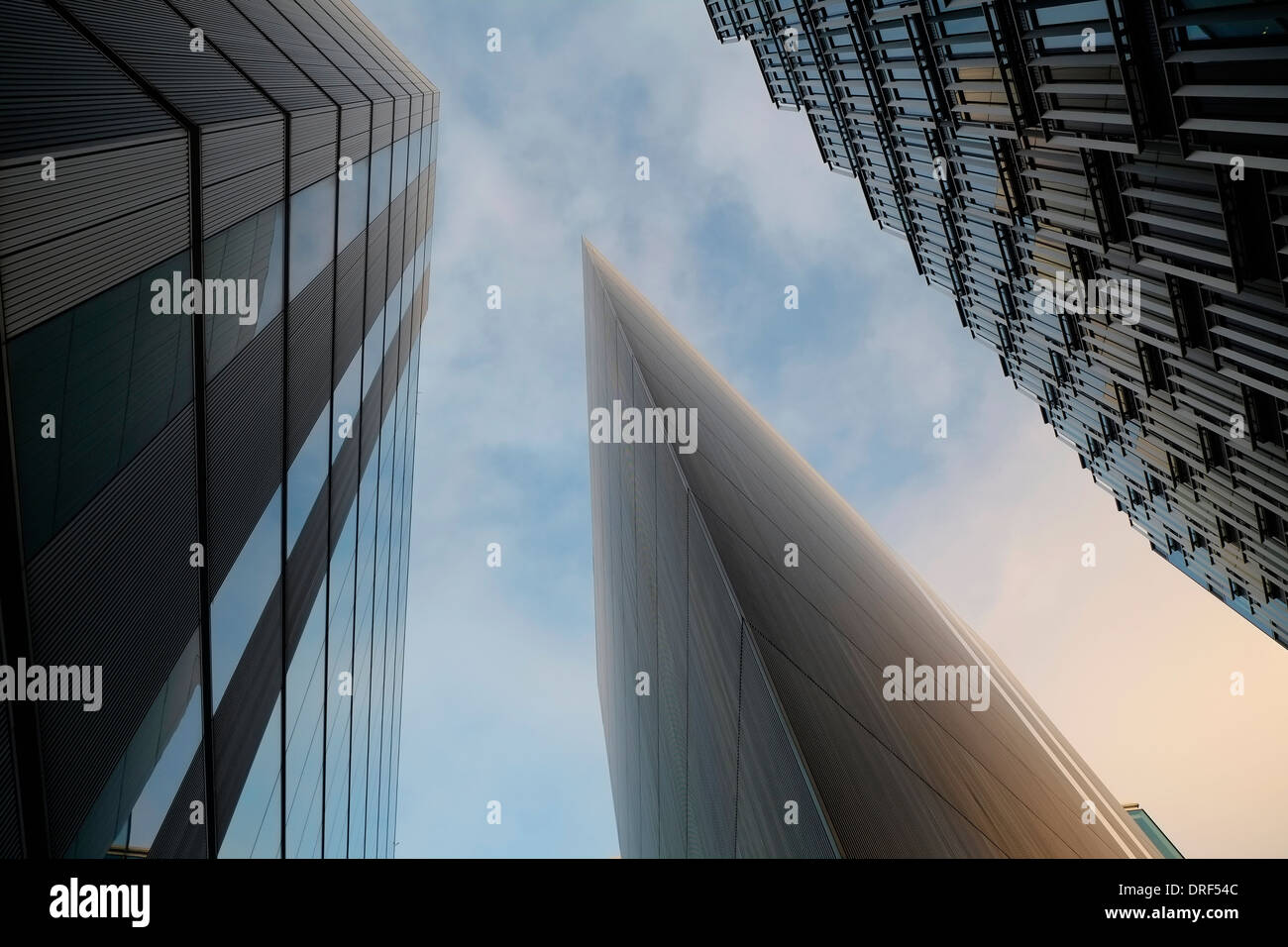 Moderno edificio contro il cielo blu, il quartiere finanziario di Londra Foto Stock