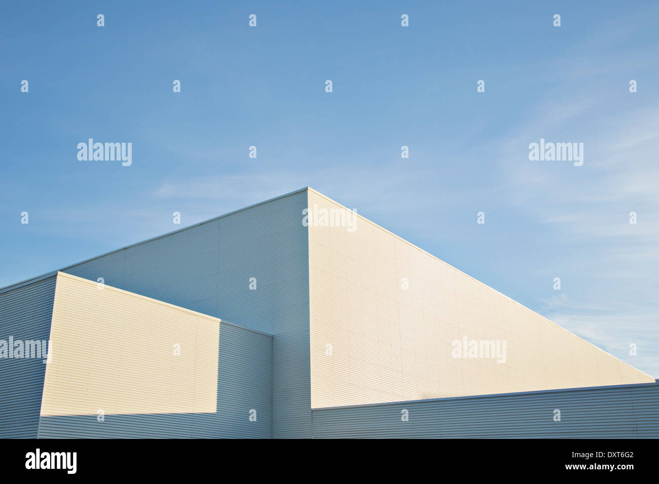 Sole che splende su edifici contro il cielo blu Foto Stock