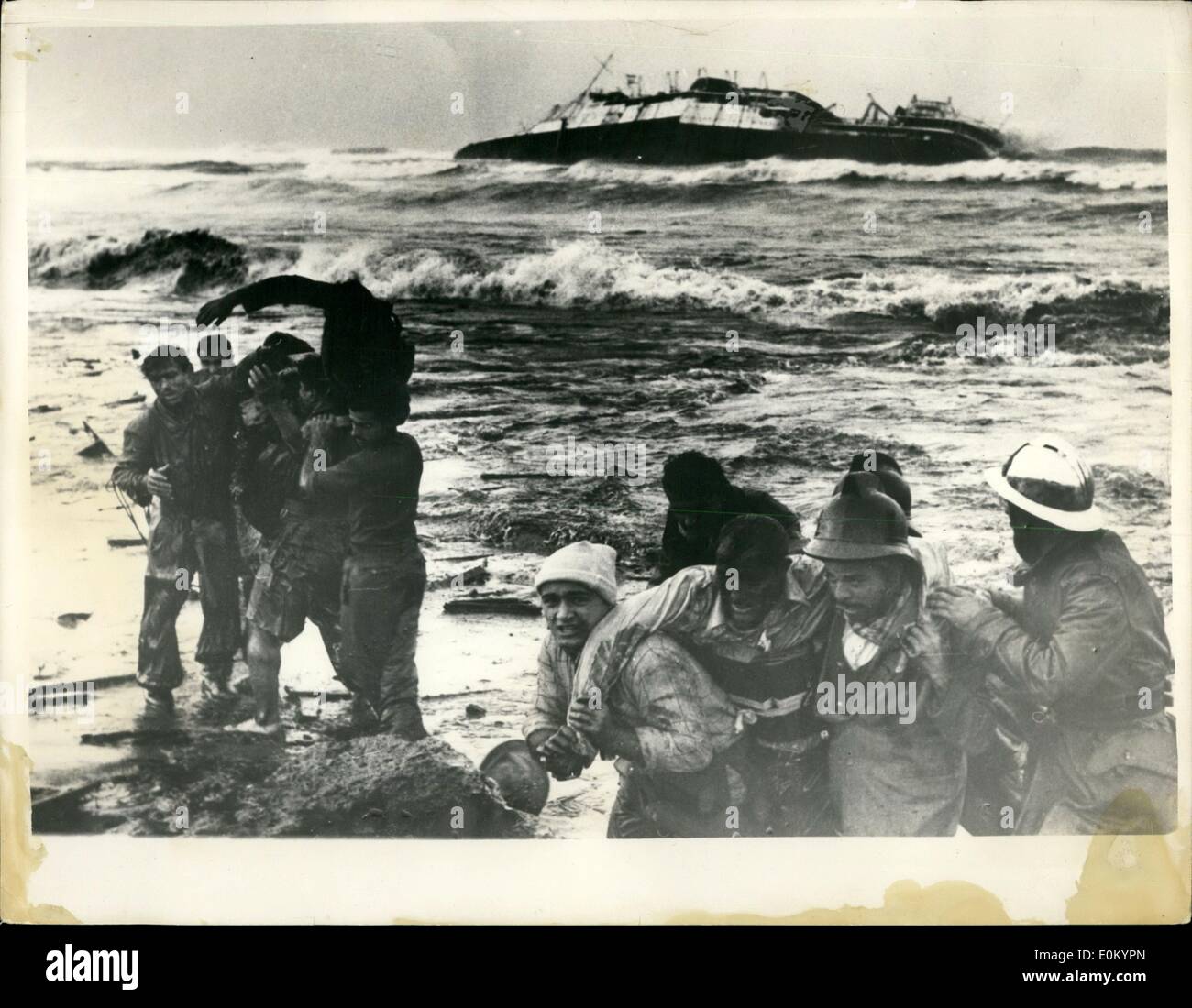 Il 12 Dic. 1952 - Passeggeri recuperata dal distrutto camicia francese NKK Chamtollion a Beirut: Mostra fotografica di passeggeri che saltò giù dal solit e martoriata relitto del 12.500 ton camicia francese Champollion come lei ha rotto su un sendbank a duecento metri dalla riva a Beirut, Libano, sono portate a riva. Foto Stock