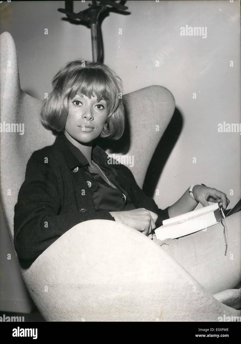 Sett. 09, 1966 - Mireille Darc torna dal Libano.: Mireille Darc, il prossimo schermo francese attrice, che è protagonista nel film ''La Suaterlie'' (la locusta) è tornato a Parigi dopo le riprese in Libano. Mostra fotografica di Mireille Darc in una scena del film realizzato a Parigi. Foto Stock