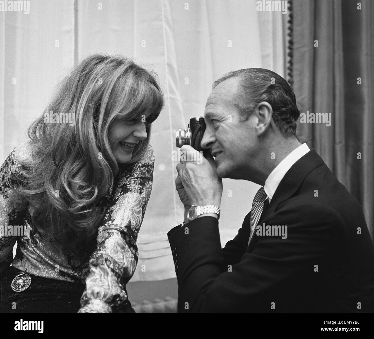 L'attore David Niven fotografie attrice francese Francoise Dorleac poco prima che essi leaft per il Libano al film "Passport to Oblivion'. Xx Novembre 1964. Foto Stock