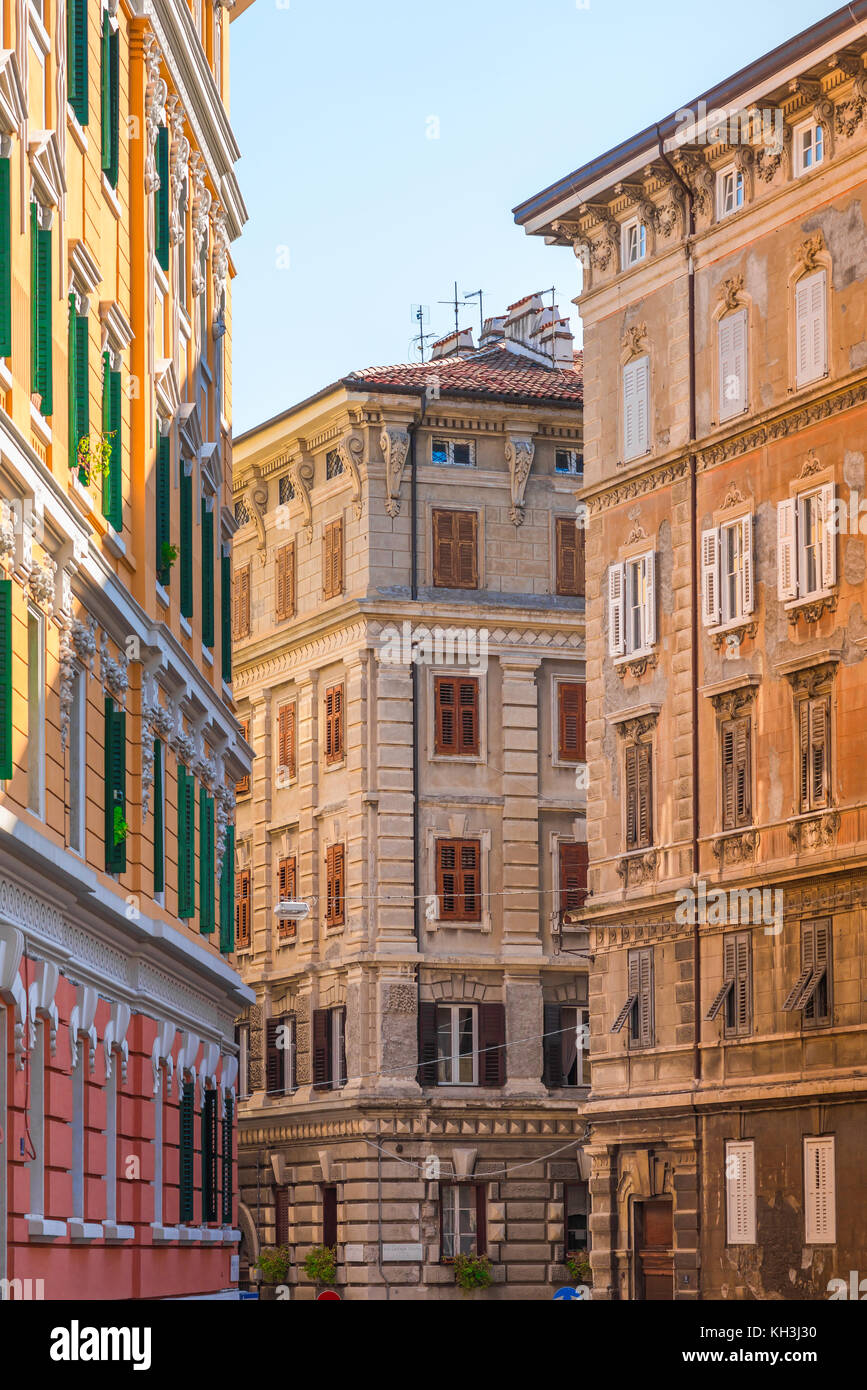 Architettura di Trieste, colorati edifici di appartamenti che la data a partire dalla metà del XIX secolo nel centro di Trieste, Italia Foto Stock