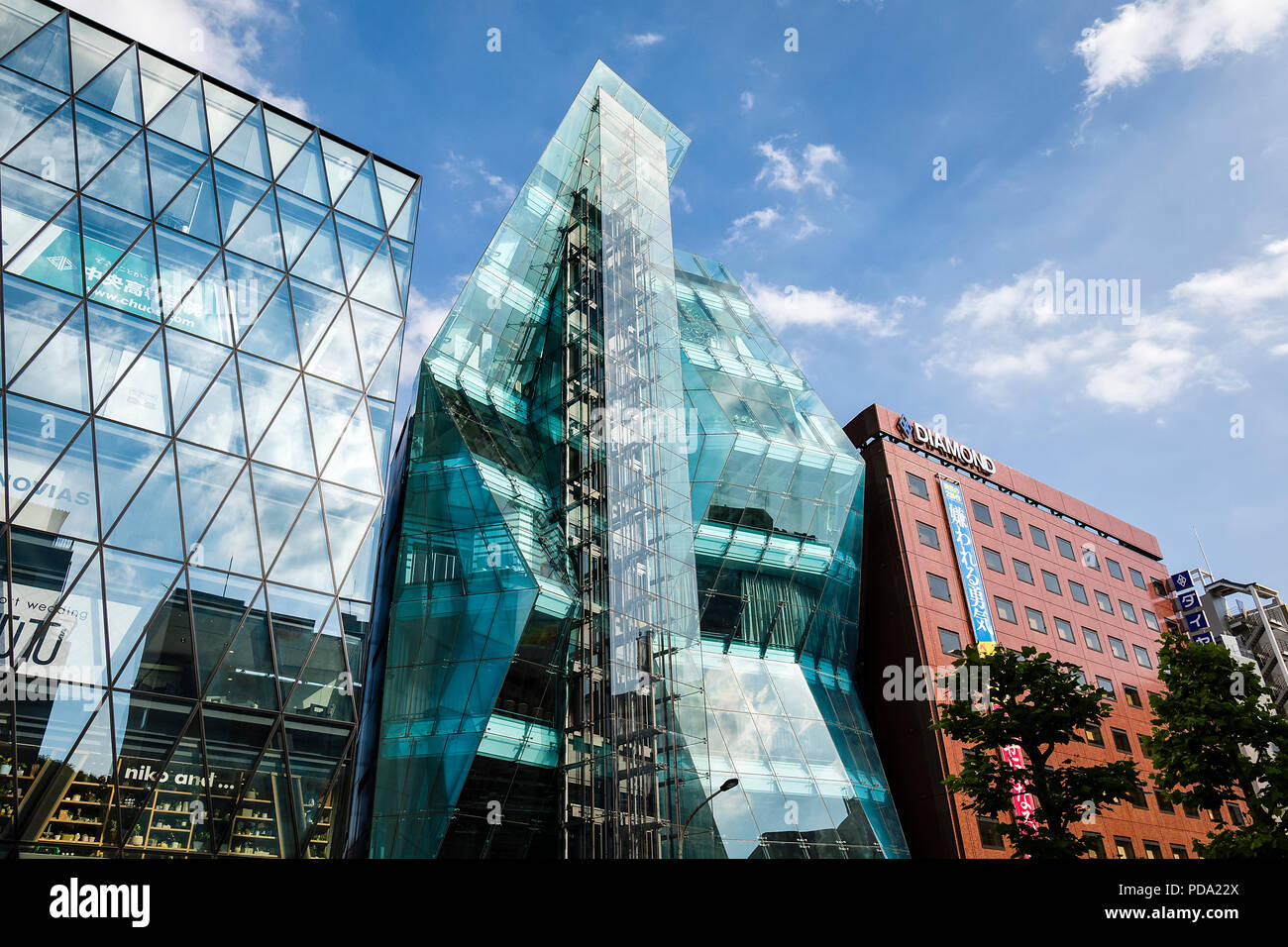 Giappone, isola di Honshu, Kanto, Tokyo, architettura moderna in Arajuku distretto. Foto Stock