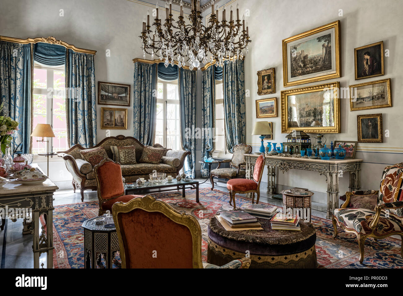 1900s design Zeigler rug, Francese di seta tendaggi damascati e mobili antichi con cornice dorata di opere d'arte Foto Stock