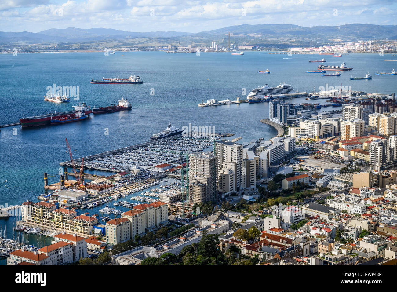 Le navi nel porto e una vista delle coste di Gibilterra; Gibilterra Foto Stock