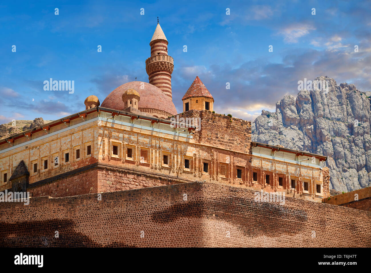 Minarete della moschea del XVIII secolo architettura ottomana del Ishak Pasha Palace (turco: İshak Paşa Sarayı) , Agrı provincia orientale della Tur Foto Stock