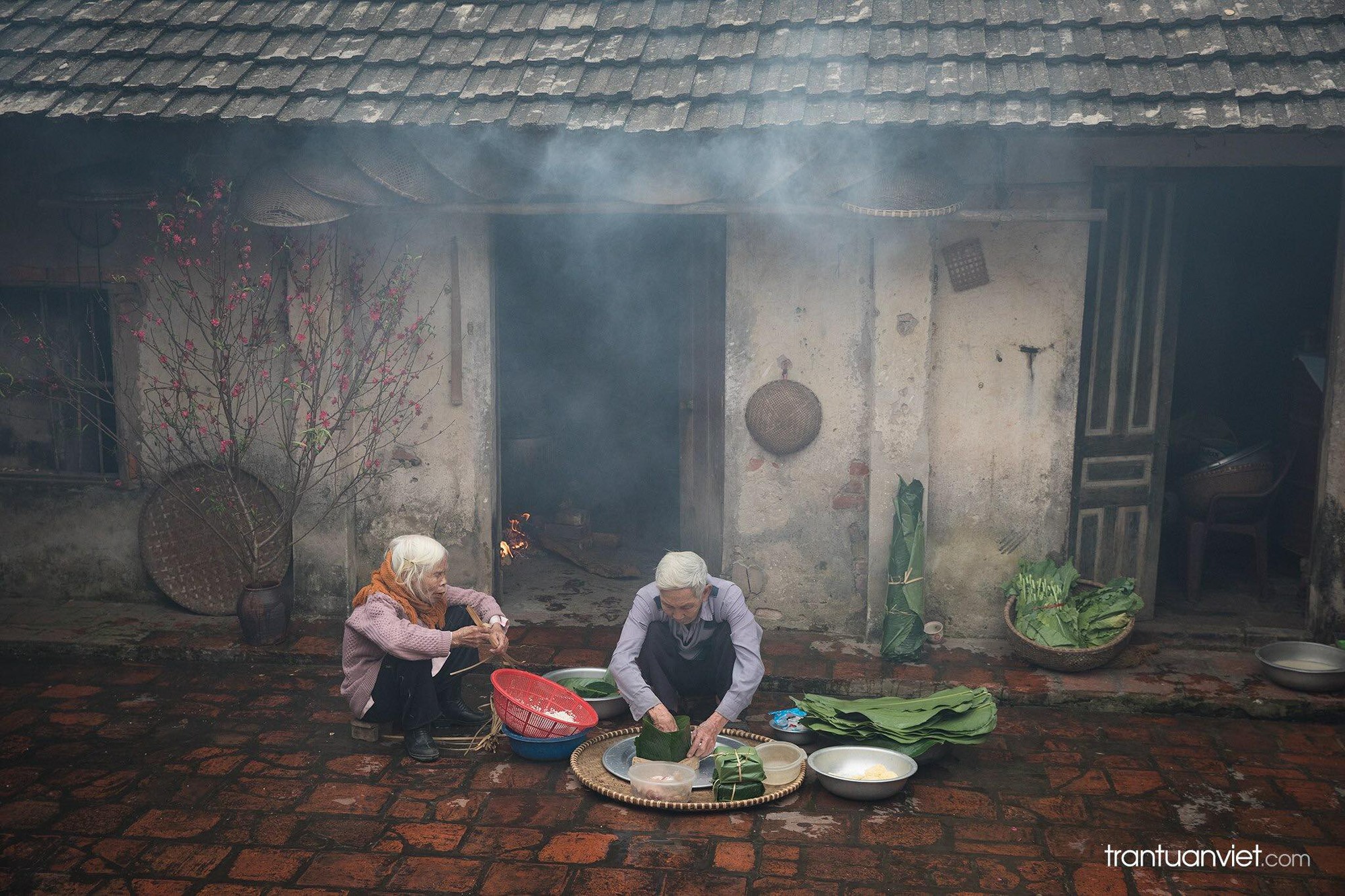 Quây quần: Gia đình là nơi để ta trở về sau những vất vả của cuộc sống. Hãy cùng thưởng thức những khoảnh khắc ấm áp khi gia đình quây quần bên nhau, tận hưởng niềm vui và hạnh phúc những ngày đông lạnh giá.