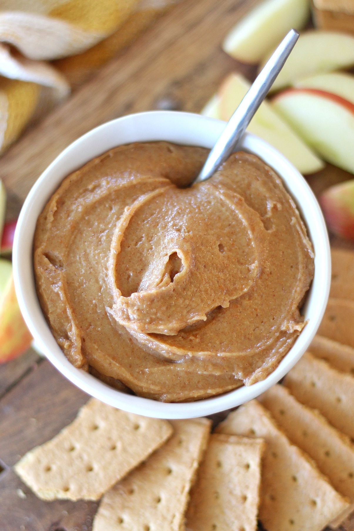 Graham Cracker Butter - a smooth and creamy cookie butter spread made from graham crackers, butter, water and honey. #grahamcrackerbutter #grahamcrackerspread #grahamcrackerdip #grahamcrackers #fruitdip #dessertdip