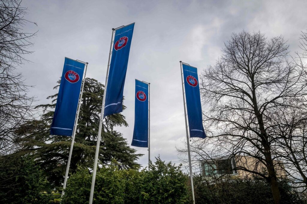 UEFA's flag vejrer i luften.