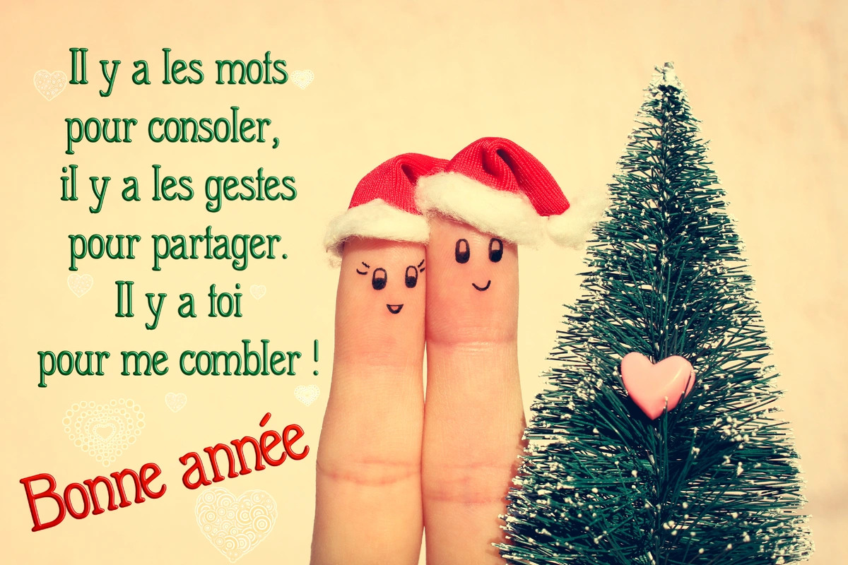 Carte virtuelle humoristique représentant des doigts avec des visages souriants et des bonnets de Noël devant un sapin, avec le message «Bonne année»