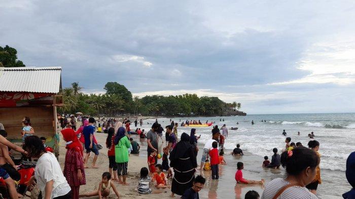 Kawasan wisata Anyer, Banten, pada Minggu (3/1/2021) ini, terpantau ramai.