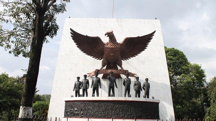 Patung para pahlawan revolusi berdiri dengan latar belakang sebuah dinding setinggi 17 meter (melambangkan tanggal kemerdekaan Indonesia) dengan hiasan patung Garuda Pancasila di Monumen Pancasila Sakti.