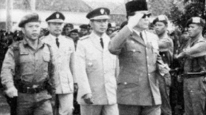 Letkol Untung (paling kiri) saat mengawal Presiden Ir Soekarno.