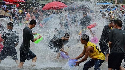 壮絶なウオーターバトル！雲南の水かけ祭り、中国