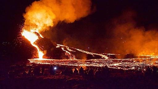 アイスランドの火山、噴火続く ハイキング客も殺到