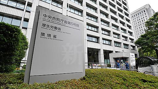 机を叩き、怒鳴りつけ、資料を奪おうと……東京新聞記者の異常な取材方法に厚労省が激怒 | デイリー新潮