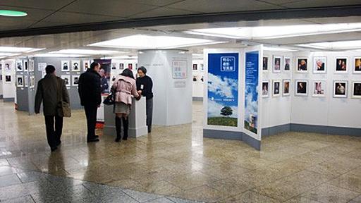 新宿駅西口広場で「明るい遺影写真展」－生前遺影490点ズラリ