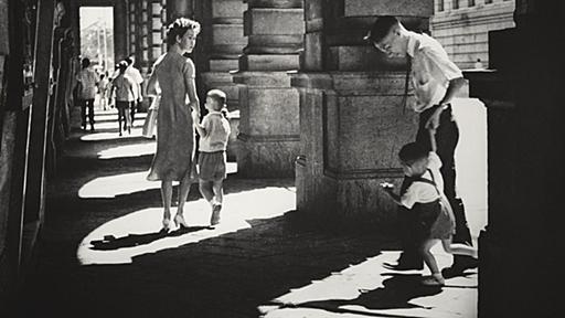 モノクロ写真でくっきり蘇る1950、60年代の英領香港の日常 | 香港の木村伊兵衛？　写真家”ジェームズ”鐘文略がローライカメラで撮りためた