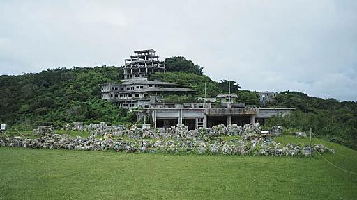 世界遺産に廃墟が！沖縄の中城城跡にあるホテルの謎を解く