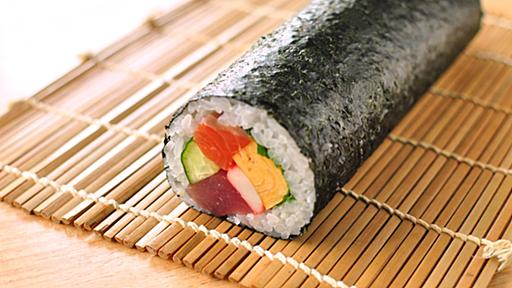 恵方巻を食べる前に！海苔に仕込む裏ワザに「知れてよかった」「さっそく真似する」 - macaroni