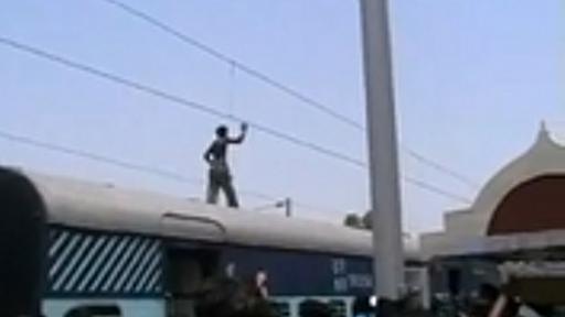 電車の屋根に上っていた男が感電して爆発…インド : 痛いニュース(ﾉ∀`)