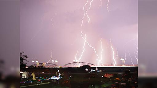 足立区の花火大会、落雷とゲリラ豪雨のため打ち上げ直前に中止、観客が騒然となる その後の落雷の瞬間と北千住駅の混乱ぶり