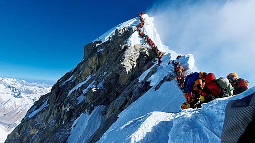 エベレストの頂上で登山者が大渋滞── 「死のゾーン」の実態【前編】