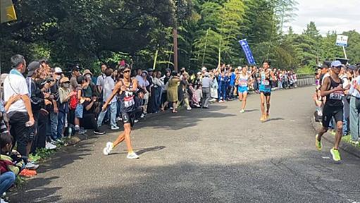 箱根駅伝予選会でランナーが脱水症状に陥り身体がフラフラで真っすぐ走れない...｢なぜ観客は見ているだけで助けないのか｣と賛否両論の議論に