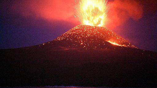 乗船中に「ドン」　西之島の噴火、写真家・三好さん撮影：朝日新聞デジタル