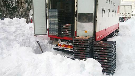 立ち往生の山崎製パン配送トラック、パン配る　福井豪雪：朝日新聞デジタル