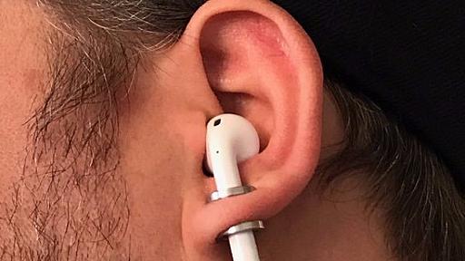 こうすれば失くさない--「AirPods」をピアス穴に差し込む猛者が登場